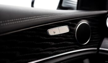 
										Mercedes-Benz E 200 4MATIC full									