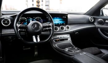 
										Mercedes-Benz E 200 4MATIC full									