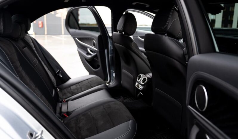 
								Mercedes-Benz E 200 4MATIC full									