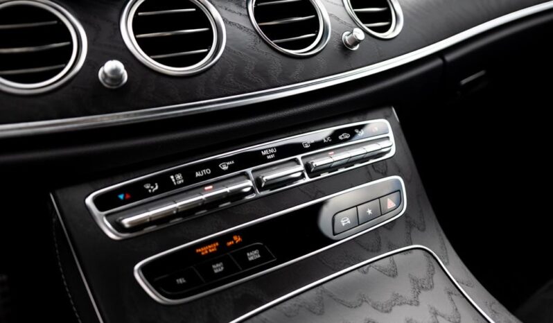 
								Mercedes-Benz E 200 4MATIC full									