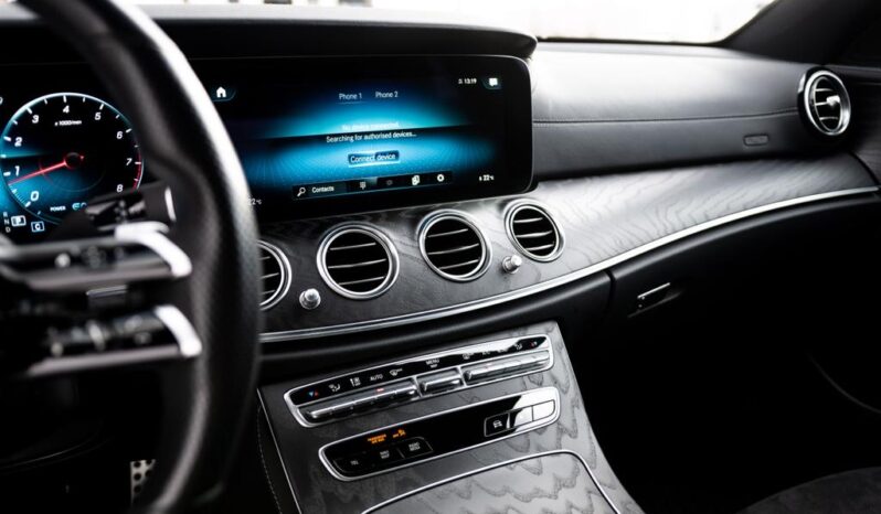 
								Mercedes-Benz E 200 4MATIC full									