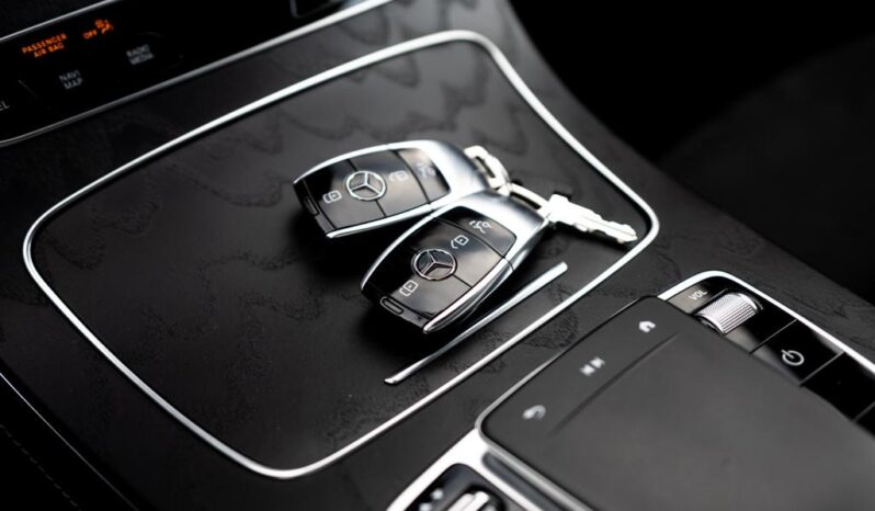 
								Mercedes-Benz E 200 4MATIC full									