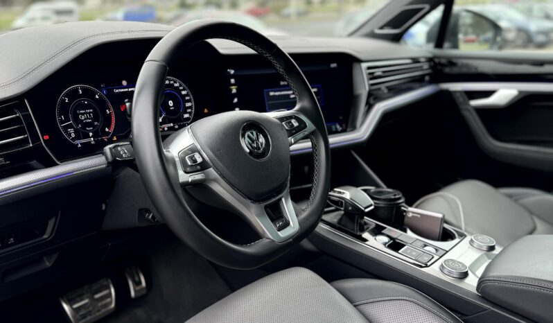 
								Volkaswagen Touareq R-Line V8 full									