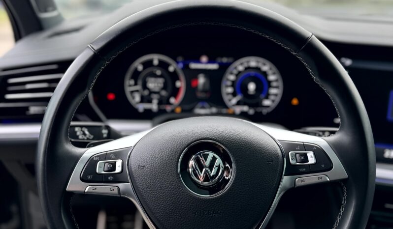 
								Volkaswagen Touareq R-Line V8 full									