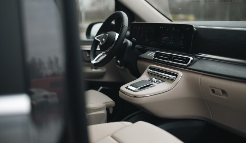 
								Mercedes-Benz V300D full									